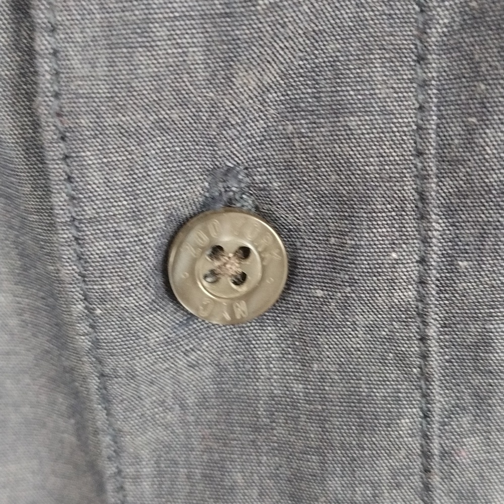 Zoo York XL men's blue, button-up,  denim-looking, short sleeve dress shirt - Picture 5 of 5
